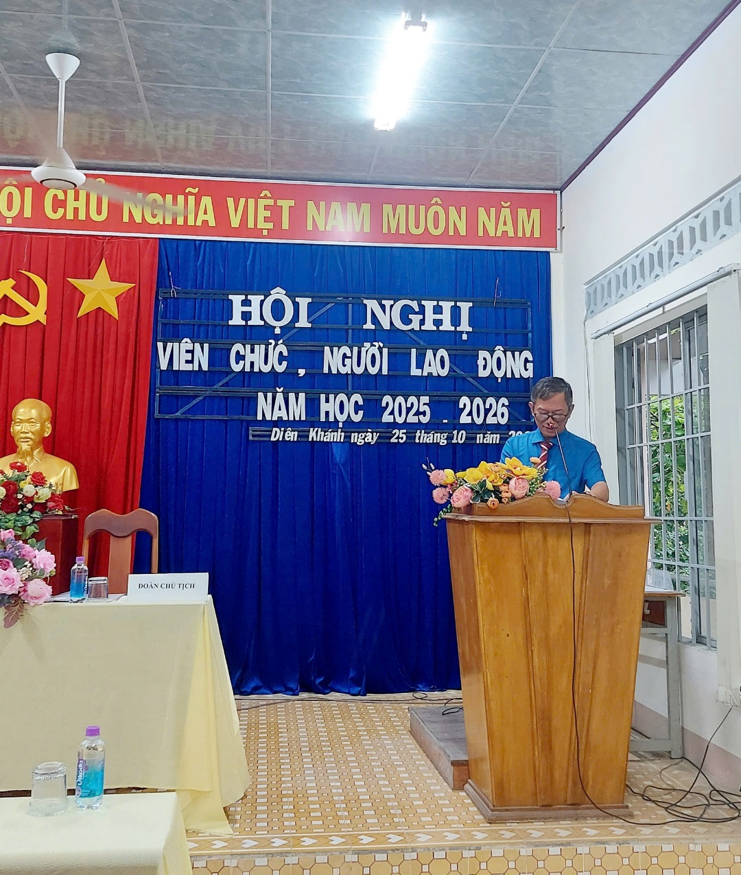 Có thể là hình ảnh về cái bục, đền thờ và văn bản cho biết 'ỘI CHO NGHĨA VIỆT NAM MUÔN NĂM HỘI NGHỊ VIÊNCHÚĆ,NGƯỜILAO LAO LAO VIÊN CHỨĆ, NGƯỜI ĐỘNG NĂM HOC 2025 2026 Diên Khánh ngày 25 tháng 10 naT DOd CUL TCH'