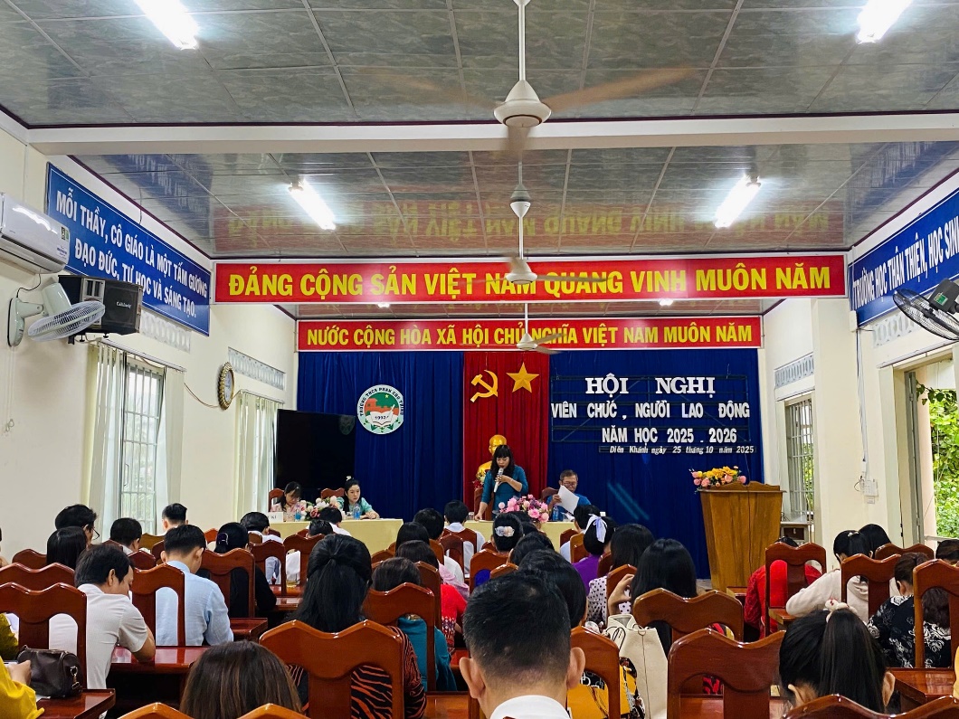 Có thể là hình ảnh về một hoặc nhiều người, cái bục và văn bản