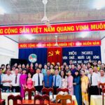 Có thể là hình ảnh về ‎một hoặc nhiều người và ‎văn bản cho biết '‎G ĐẢNG CỘNG SẢN VIỆT NAM QUANG VINH MUÔN NĂM HOV XV HorcH ucHy NƯỚC CỘNG HÒA XÃ HỘI CK CILINGHIA VIỆT NAM MUÔN NĂM 1582 م HỘI NGHỊ VIÊN CHỨĆ NGƯỜI LAO ĐỘNG SHAM HOC 20249 ንተጋና mam‎'‎‎
