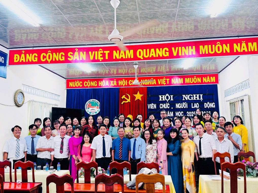 Có thể là hình ảnh về ‎một hoặc nhiều người và ‎văn bản cho biết '‎G ĐẢNG CỘNG SẢN VIỆT NAM QUANG VINH MUÔN NĂM HOV XV HorcH ucHy NƯỚC CỘNG HÒA XÃ HỘI CK CILINGHIA VIỆT NAM MUÔN NĂM 1582 م HỘI NGHỊ VIÊN CHỨĆ NGƯỜI LAO ĐỘNG SHAM HOC 20249 ንተጋና mam‎'‎‎