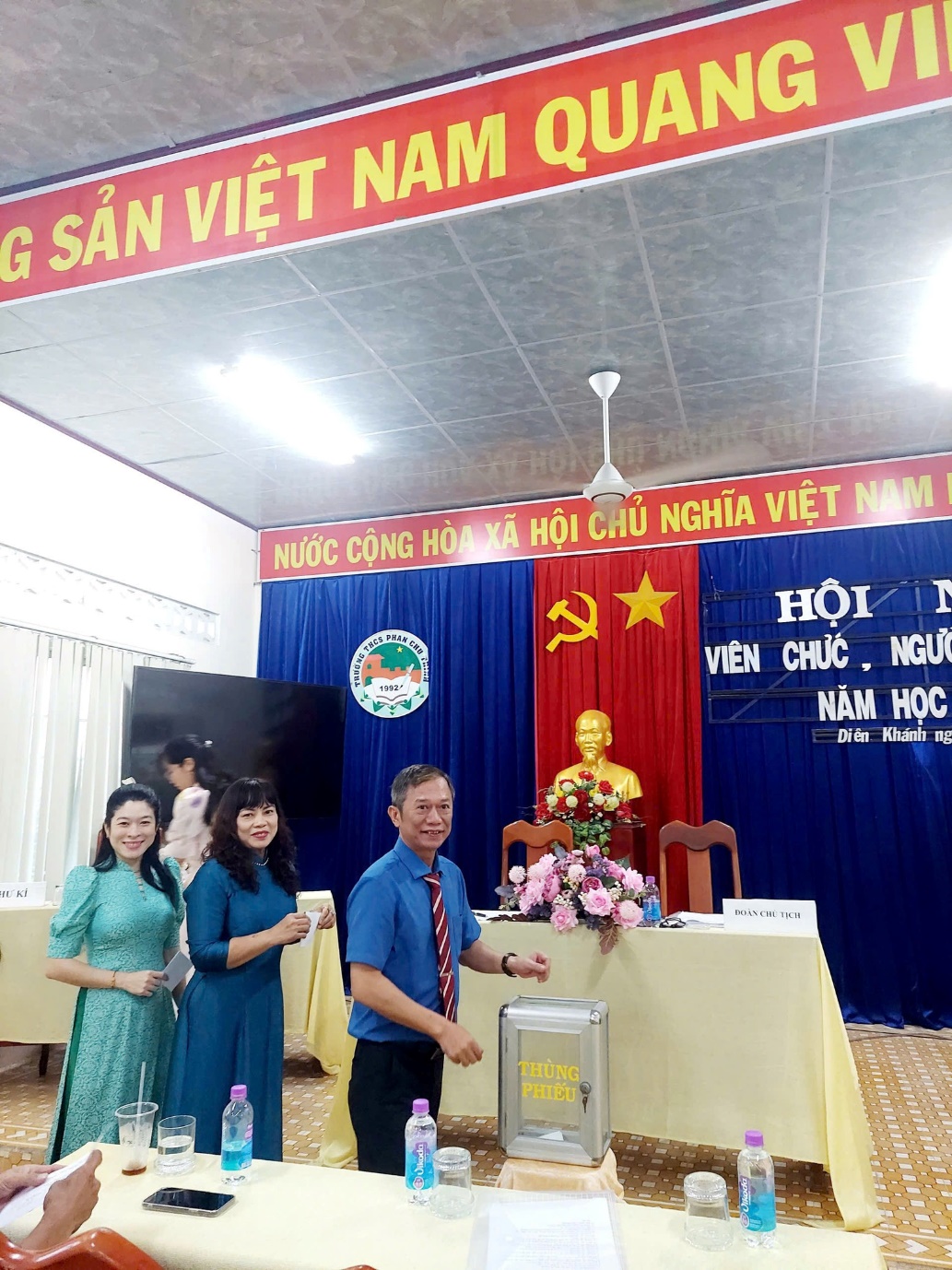 Có thể là hình ảnh về ‎văn bản cho biết '‎G SẢN VIỆT NAM QUANG VI NƯỚC CỘNG Hό XÃ HỘI CHỦ NGHĨA VIỆT NAM 7 yKACEK 1542 HỘI I VIÊN CHỨĆ, NGƯ NĂM NĂMHỌC HOC Diên Khánh ng ToлyeHи 11KH IKH THÙNG PHIẾU عدر 7‎'‎