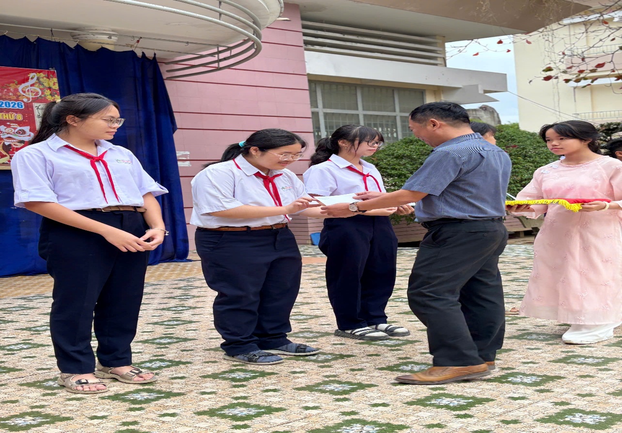 D:\Liên đội trường THCS Phan Chu Trinh\Năm học 25-26\Hình hoạt động\Mừng Đảng - Mừng Xuân\z7523170268116_a79b7a377fded1e1ab0e944478798ac4.jpg