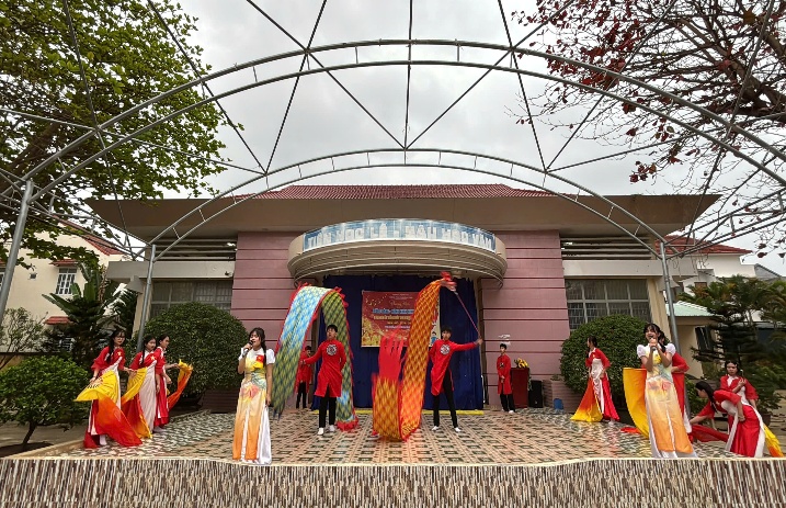 D:\Liên đội trường THCS Phan Chu Trinh\Năm học 25-26\Hình hoạt động\Mừng Đảng - Mừng Xuân\z7523162894388_de8a461d9a8b15ae81717e36dbeae5c0.jpg