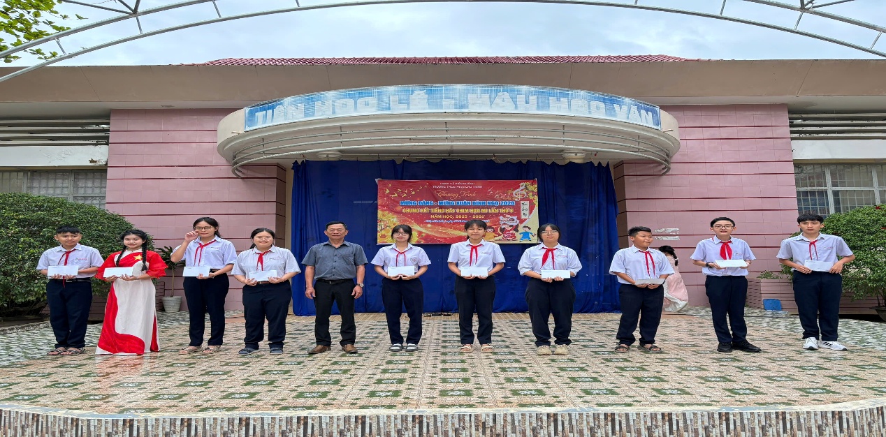 D:\Liên đội trường THCS Phan Chu Trinh\Năm học 25-26\Hình hoạt động\Mừng Đảng - Mừng Xuân\z7523170603483_3d4dd89278242a4873388fb3eea144f3.jpg